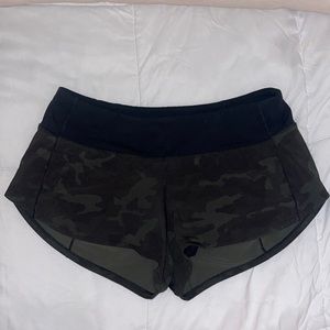 Womens lululemon green camo speed shorts size 6